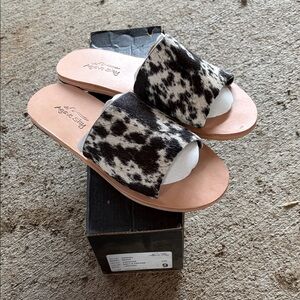 Handcrafted Cowhide Slide Sandals - Black & White